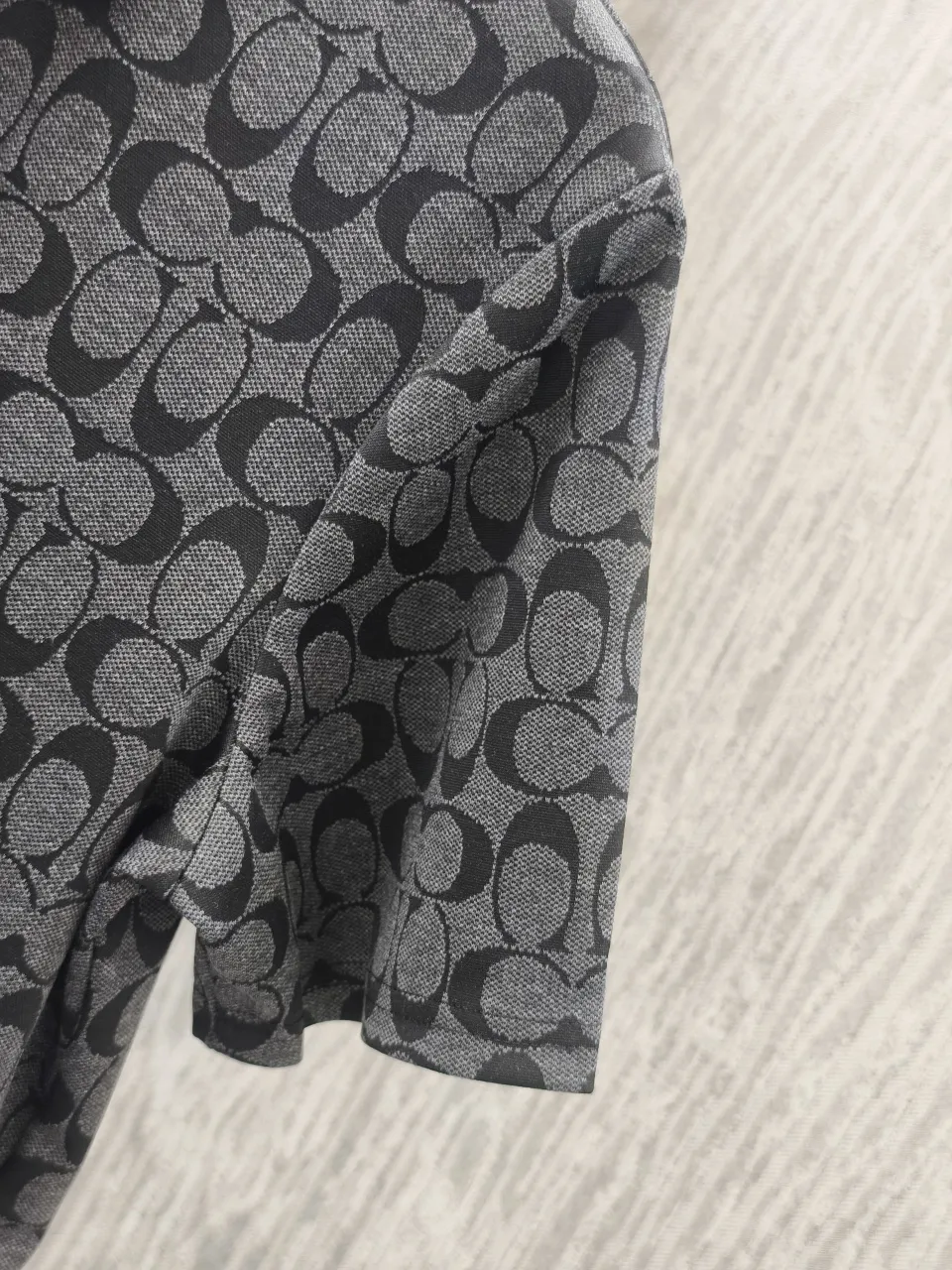 🌈🌈Coach/Coach all-over logo jacquard lapel short-sleeved polo shirt. Selected soft waxy terry cotton fabric, fluffy and skin-friendly, breathable and not sweaty. Customized fabrics are made of wafer cloth and jacquard knitting technology. Straight-leg tailoring, smooth, comfortable upper body, Breathable, concave and convex three-dimensional, fashionable and casual wear. Color: Black Sizes: M-3XL